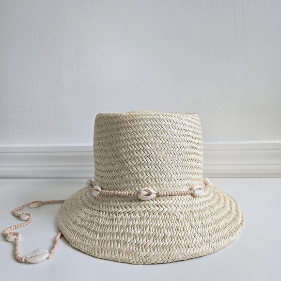 New Wyeth Seashell-Embellished Chin Strap Natural Straw Bucket Hat One Size NWT main image 10